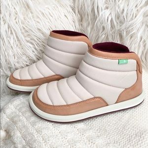 Sanuk Womens Puff N Chill Boot